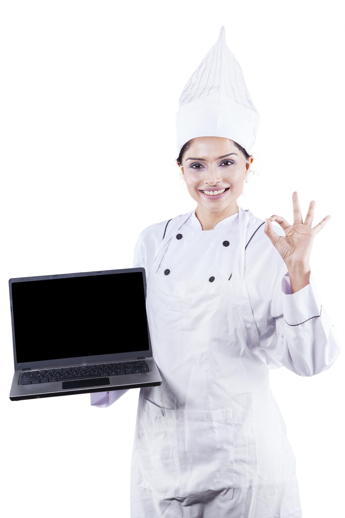 Chef al lavoro con attrezzatura tecnologica